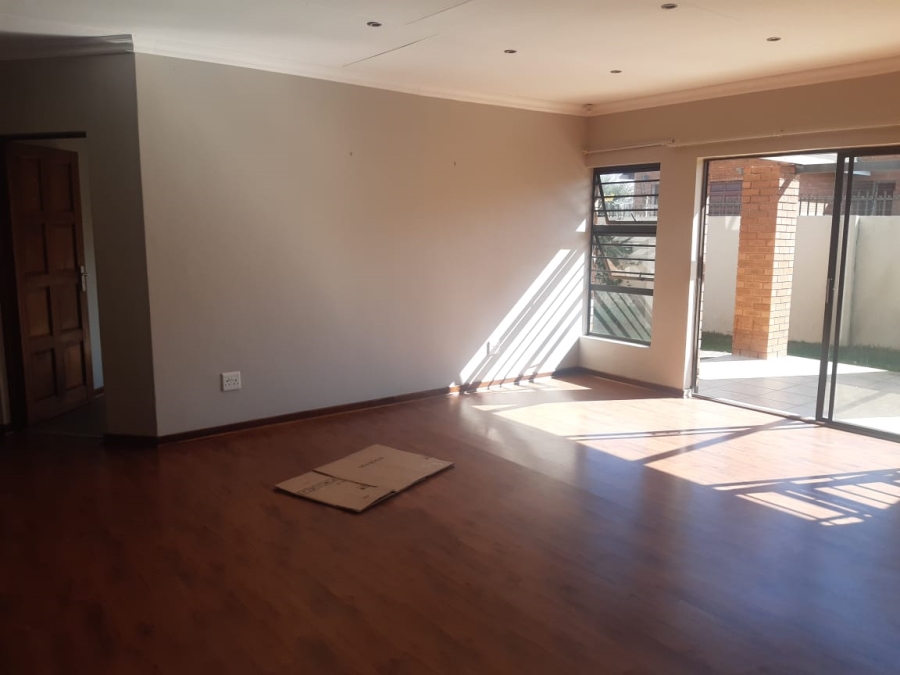 To Let 3 Bedroom Property for Rent in Hillside Free State